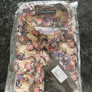Brand NWT Dolce & Cabbana men’s dress shirt.  Retails for $1200 gorgeous pattern